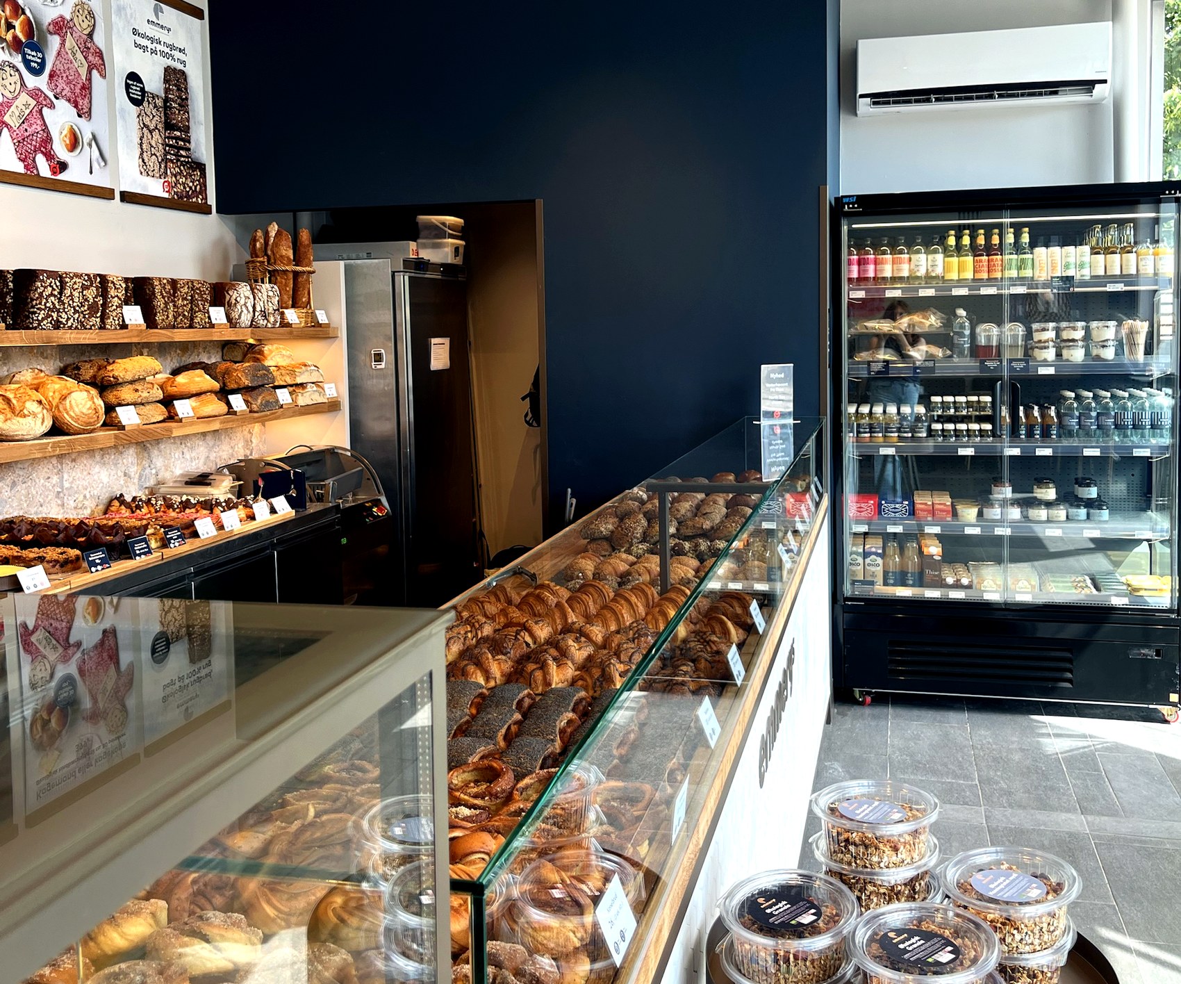 Emmerys Hellerup Station bakery counter
