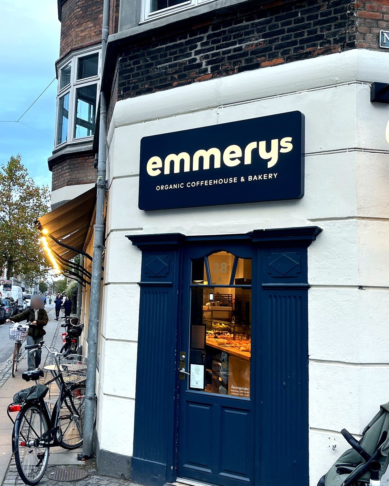 Emmerys H.C. Ørstedsvej exterior at dusk
